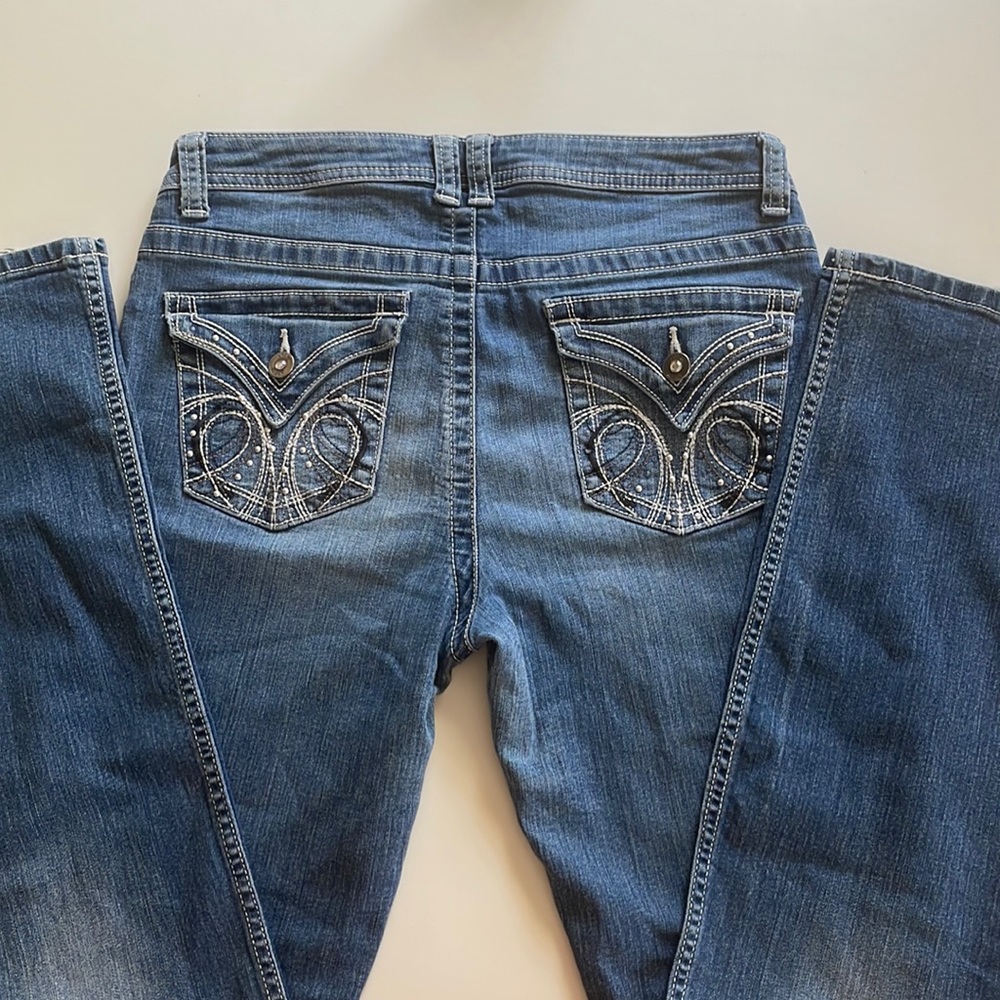 Bootcut blue jeans, embroided back pockets.